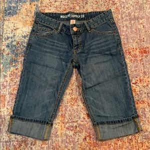 Mossimo mid leg jeans. Size 6